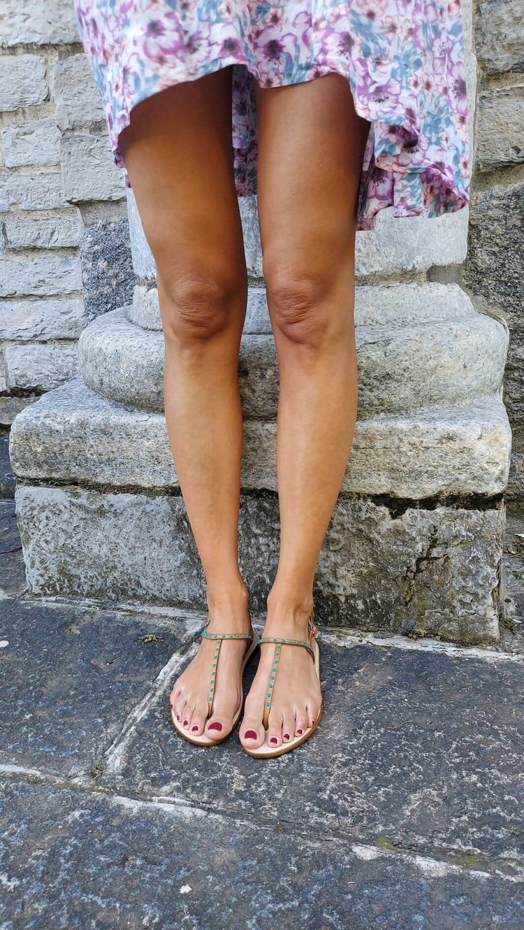 Infradito Cuoio con borchie turchesi con gonna