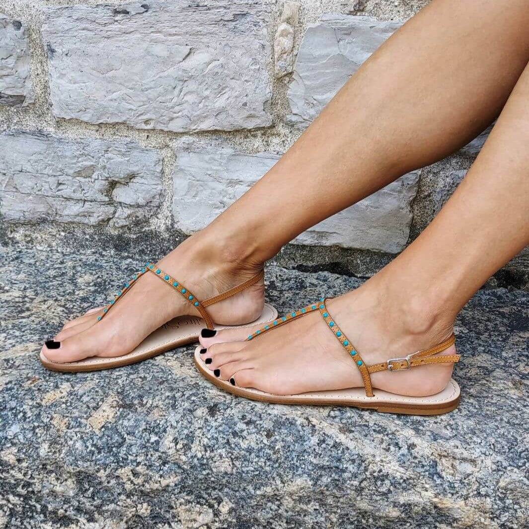 Infradito con micro borchie turchesi indossato